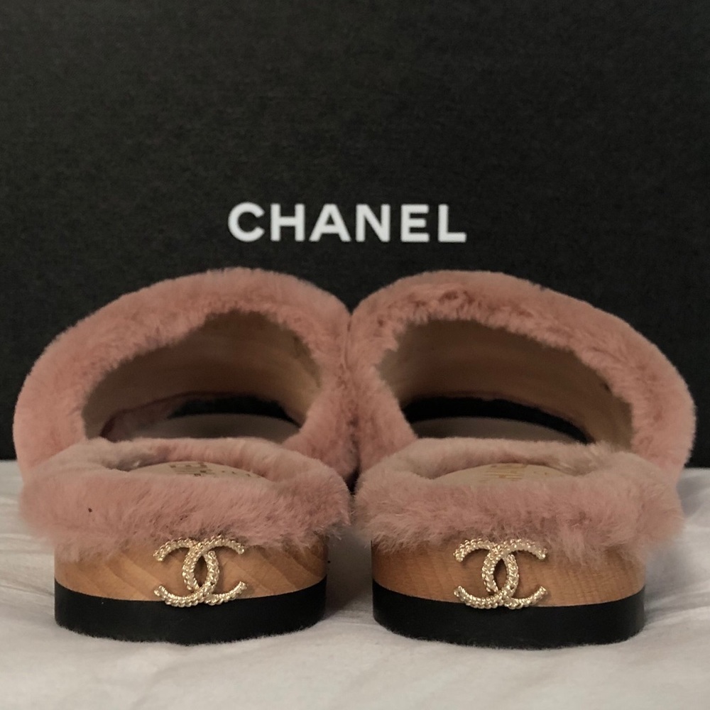 CHANEL fur slides